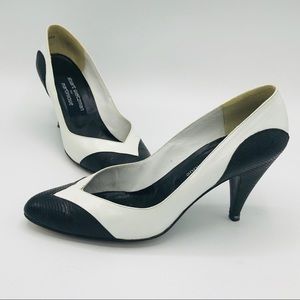 😎 Stuart Weitzman White Leather Pumps w/Blac…